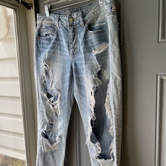 American Eagle Super Distressed Tomgirl jeans sz 4 regular - Picture 4 of 6